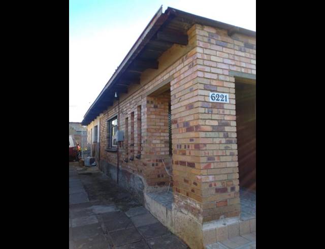 2 BEDROOM HOUSE FOR SALE IN DIEPKLOOF ZONE 4